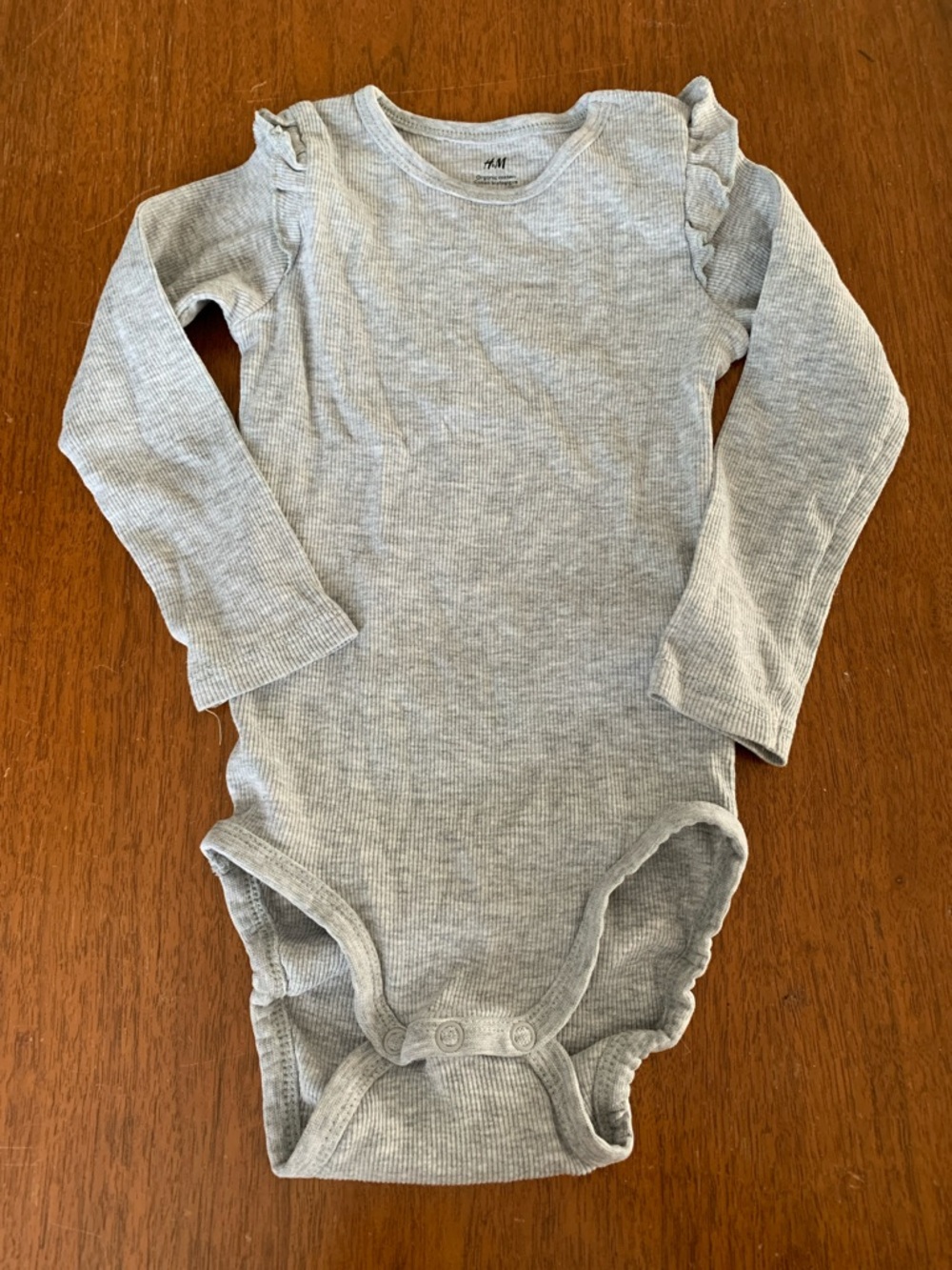 🍓3/$10 H&M Organic Light Gray Ribbed Long-Sleeve Baby Bodysuit size 18m